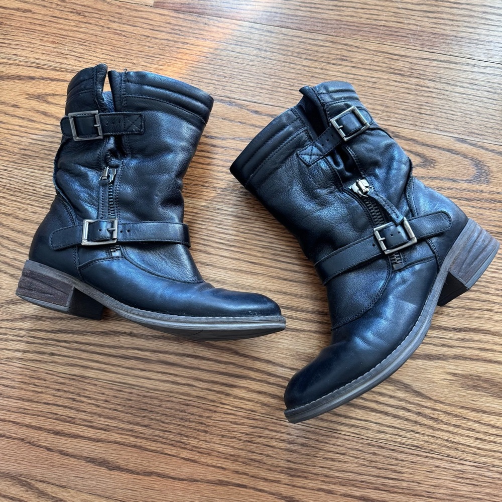 Clarks Narrative Mezze Rose slouchy leather buckle black ankle boot. Size 8
